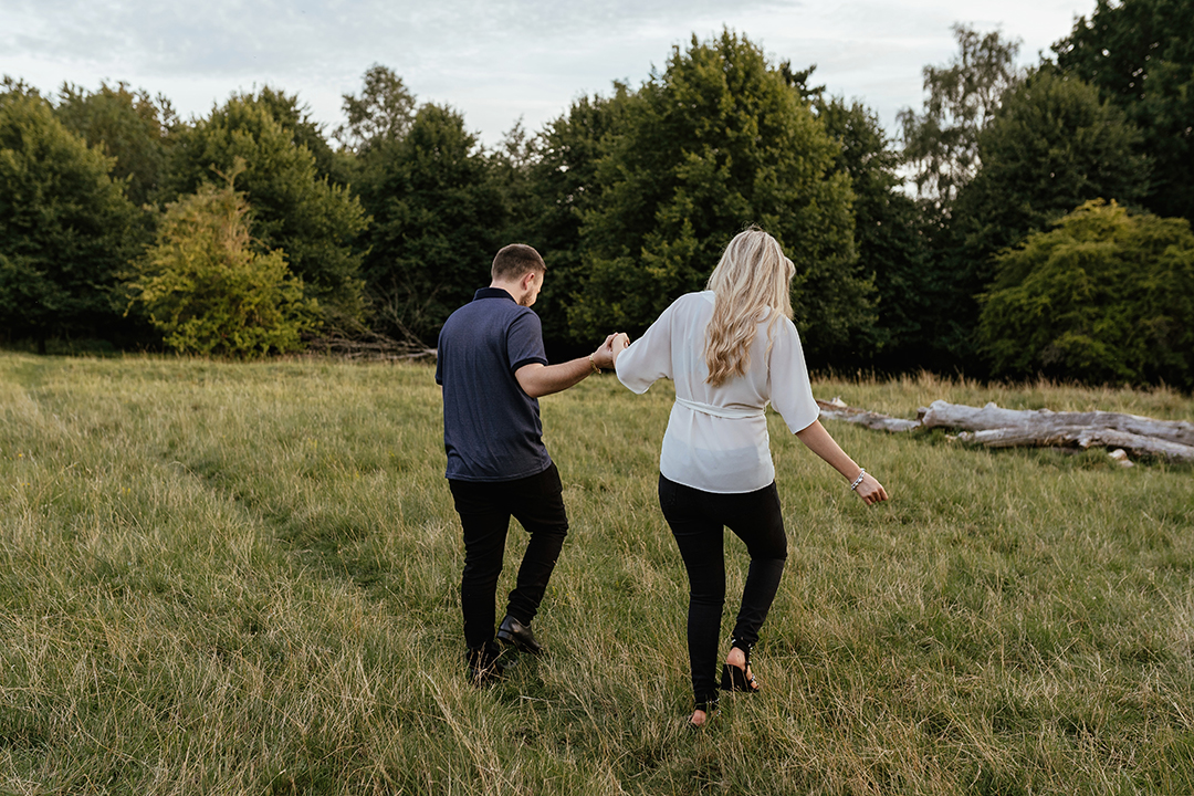 Couple walk away from camera, pishiobury park engagement session
