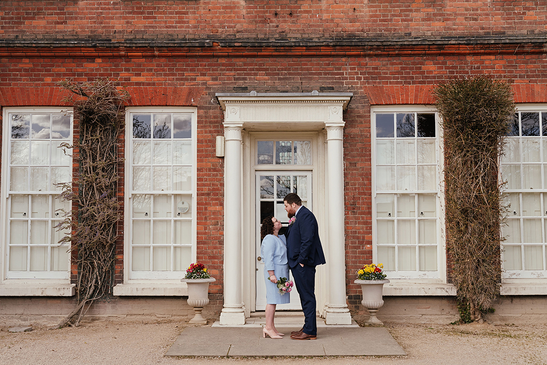 Just Married Couple Kiss Langtons House Hornchurch