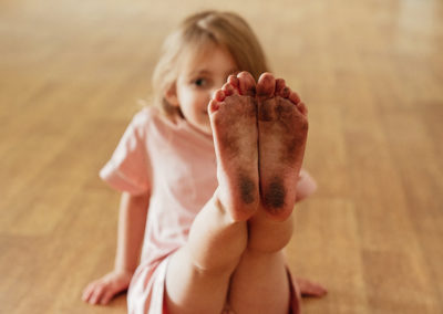 Flower Girl show us her dirty feet, natural wedding photography